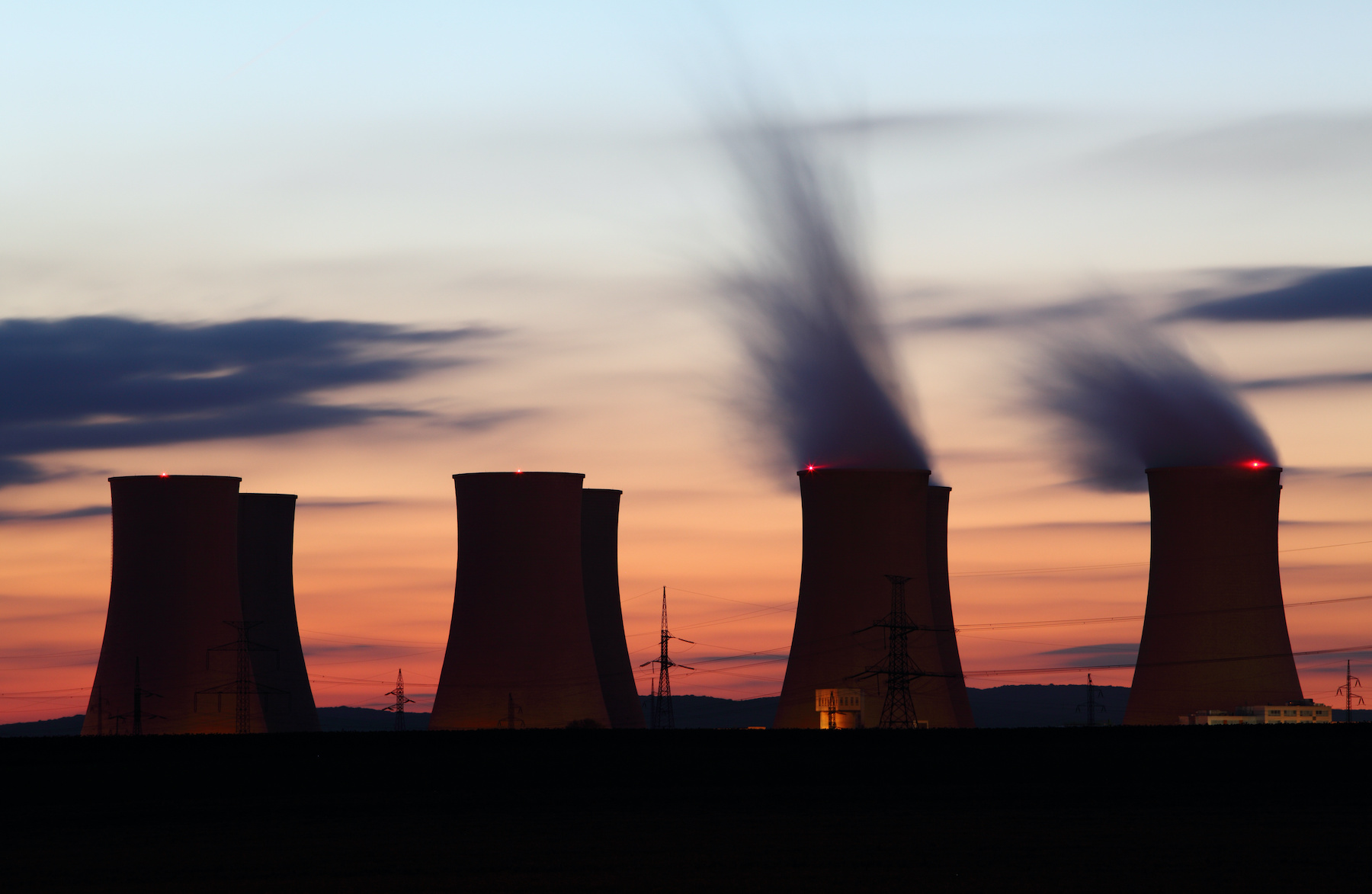 Les grandes tours que l'on voit sur les sites des centrales émettent de la vapeur d'eau et font partie du circuit de refroidissement tertiaire. © TTstudio, Adobe Stock